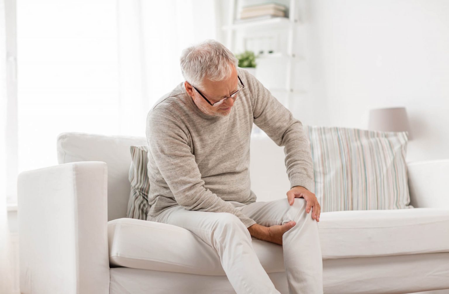 Inner knee pain? Here are some of the top causes, symptoms, diagnoses ...